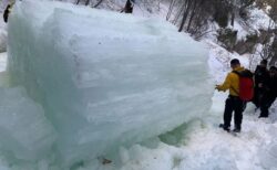 凍った滝から大きな氷柱が落下、クライマーの1人が死亡