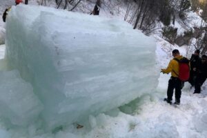 凍った滝から大きな氷柱が落下、クライマーの1人が死亡