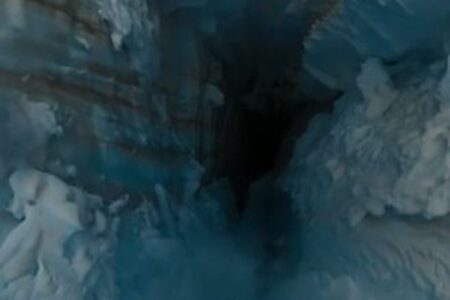 【衝撃映像】アルプスでスキーヤーがクレバスに落下、深い穴に落ちていく