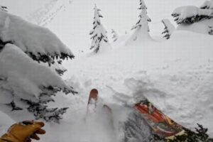 スキーヤーがわずかな印を見逃さず、雪に埋まった男性を発見、救助に成功【動画】