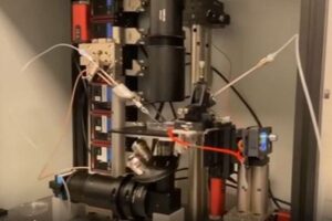 初めてロボットで受精させた子供が誕生、プレステのコントローラーで操作
