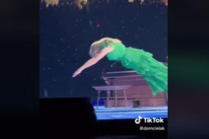 テイラー・Sがステージからダイブ、意外な演出に観客もびっくり