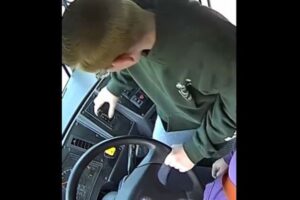 スクールバスの運転手が走行中に意識を喪失、生徒がブレーキを踏み停車に成功