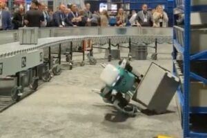 【悲報】20時間休みなく働き続けたロボットさん、崩れ落ちる