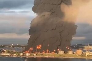 クリミアの燃料タンクで大規模火災、ウクライナ軍のドローン攻撃か