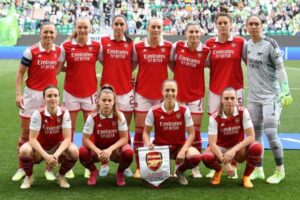 英の女子サッカー選手を乗せた飛行機、離陸中にエンジンから出火