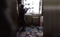 あわや脳を貫通！ウクライナ兵の頭の近くを、敵の弾がかすめる【動画】