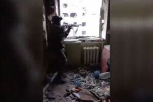 あわや脳を貫通！ウクライナ兵の頭の近くを、敵の弾がかすめる【動画】