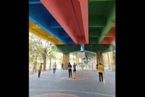 インドの陸橋下が、カラフルな総合スポーツ施設に生まれ変わる