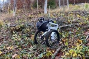 スイスの企業が開発した2輪の警備ロボット、階段も荒地もぐんぐん進む