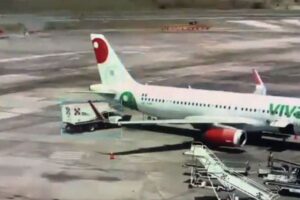 駐機中の旅客機にトラックが衝突、機体が損傷し大きく揺れる【メキシコ】