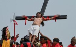 釘を手と足に打ち込まれ…フィリピンで行われた十字架の磔がヤバ過ぎる