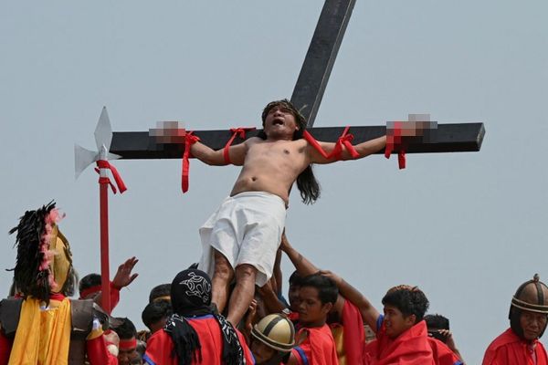 釘を手と足に打ち込まれ…フィリピンで行われた十字架の磔がヤバ過ぎる