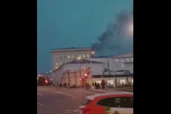 モスクワにあるロシア国防省で火災、黒煙が立ち上る【動画】