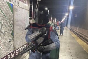 警察が武装した男を追跡、実は『スターウォーズ』のコスプイレヤーだった！
