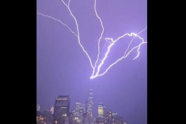 NYの高層ビルに複数の落雷、上へ伸びていく「逆さ雷」も撮影