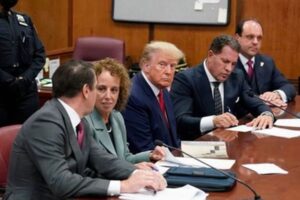 トランプ前大統領、ニューヨークの刑事裁判所に出廷、無罪を主張