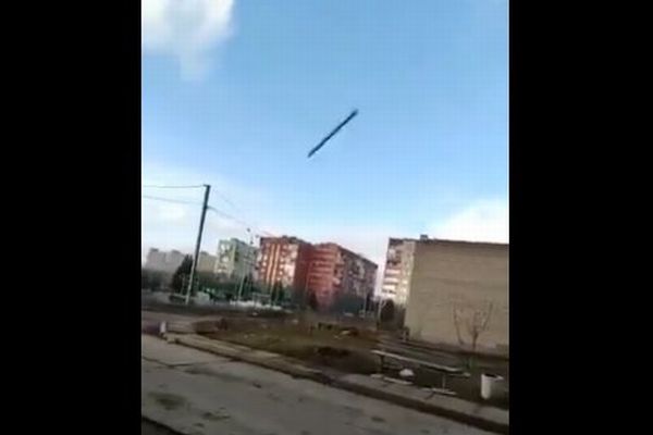 ロシア軍のミサイルが着弾、不発に終わりウクライナ兵らが死を免れる【動画】