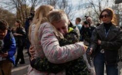 ロシアに連れ去られた子供たち、31人がウクライナに帰国、家族と再会