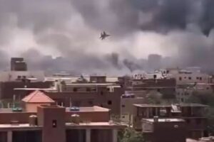 スーダンでクーデターか？国軍と準軍事組織が激しい戦闘、民間人も犠牲に