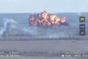 ウクライナ軍がロシアの攻撃機を撃墜、巨大な火の玉となって爆発【動画】