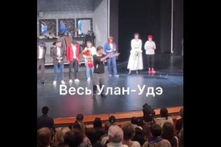 反戦を主張するロシアの舞台俳優が劇場に抗議、観客の前で自分の腕を切り裂く【動画】