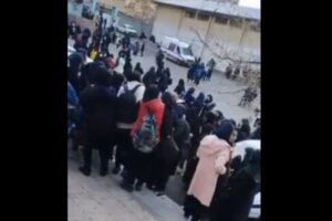 イランで再び女子校の生徒が毒物による症状、20人が病院へ搬送される