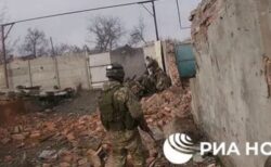 【ウクライナ】スナイパーの銃弾がロシア兵の頭部を直撃、奇跡的に死を免れる