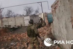 【ウクライナ】スナイパーの銃弾がロシア兵の頭部を直撃、奇跡的に死を免れる