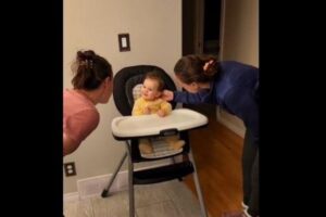 母親にそっくりな双子の妹と対面、赤ちゃんの戸惑う姿が可愛いすぎる！