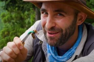 【動画】昆虫の攻撃力を体感するYouTuber。来日してスズメバチに刺され、痛みを解説