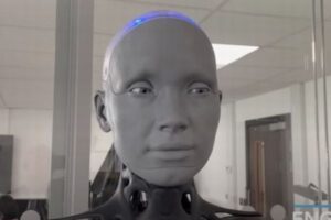 ロボット「Ameca」が複数の言語を披露、奇妙な日本語を話してしまう