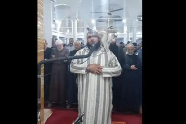 モスクでネコが導師の肩に乗り、お祈りを邪魔してしまう【動画】