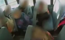 スクールバスの運転手、故意にブレーキを強く踏み、児童虐待で訴えられる