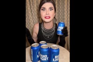 トランスジェンダーと契約したビール会社に批判、不買運動を求める声も