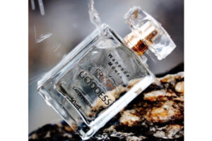 ブラジルの女性モデルが自分の汗を入れた香水を発売