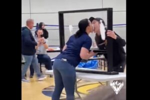 高校でガラス越しに相手と舐め合うゲーム、「気持ち悪い」と生徒【アメリカ】