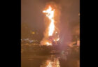 ディズニーランドの「ファンタズミック！」ショーで、ドラゴンが火を吹いて火災に