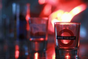 90分間に22杯のお酒を飲まされた英男性、急性アルコール中毒で死亡
