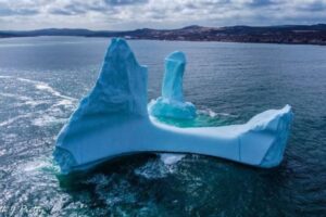 どうみても「アレ」にしか見えない氷山を発見、ドローン写真が拡散