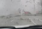 フロリダ州で強烈な竜巻が発生、車が宙を舞い、ひっくり返る【動画】