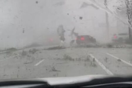 フロリダ州で強烈な竜巻が発生、車が宙を舞い、ひっくり返る【動画】