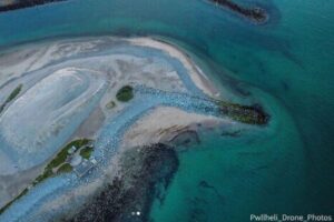 港の地形がイルカにそっくり、ドローン撮影で判明【イギリス】