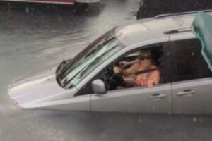 車が突然、海に突っ込み、ヨットクルーが2人の観光客を救助