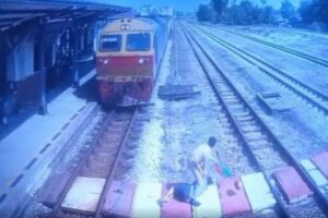 危機一髪！列車が迫る中、駅長が聴覚障がいの女性を救う【動画】