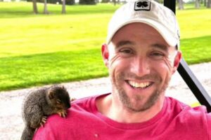 ゴルファーに懐いたリス、一緒に16ホールを回る【動画】