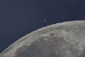 月の上空に奇妙な物体？そこから月面に何かが降りたつ？【動画】