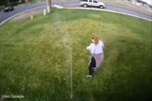 敷地を横切る人々にうんざりした家主、スプリンクラーで水を浴びせ撃退【動画】