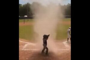 少年野球の試合で激しいつむじ風が発生、7歳の男の子が巻き込まれる