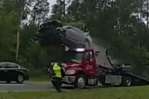 まるで映画のスタントシーン！車がレッカー車の荷台に乗り上げ、宙を舞う